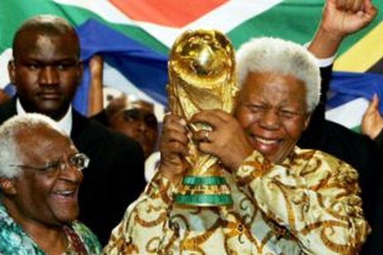 Nelson Mandela mengenakan batik dalam penutupan Piala Dunia Afrika Selatan 2010.
