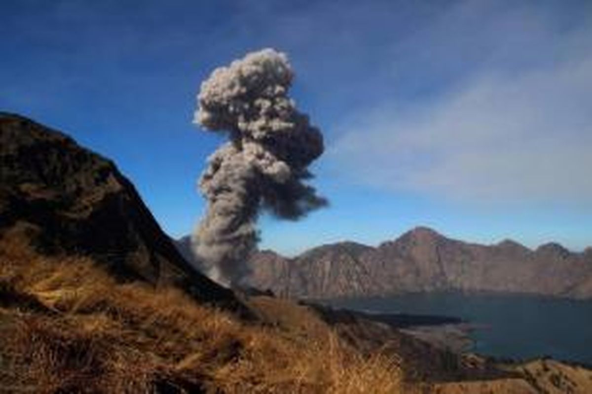 Foto yang diambil pada 1 November 2015 ini menunjukkan gunung Baru Jari menyemburkan abu vulkani seperti dilihat dari Gunung Rinjani, Lombok, Nusa Tenggara Barat. Aktivitas Gunung Baru Jari (2.375 mdpl) terus meningkat dan berstatus waspada.