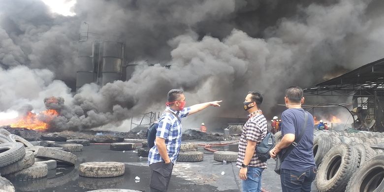 Api kebakaran pabrik pengolahan ban bekas di Jalan Pemuda Ujung, Kelurahan Tampan, Kecamatan Payung Sekaki, Kota Pekanbaru, Riau, masih sulit dipadamkan dan asap hitam membumbung tinggi ke udara, Selasa (18/8/2020).