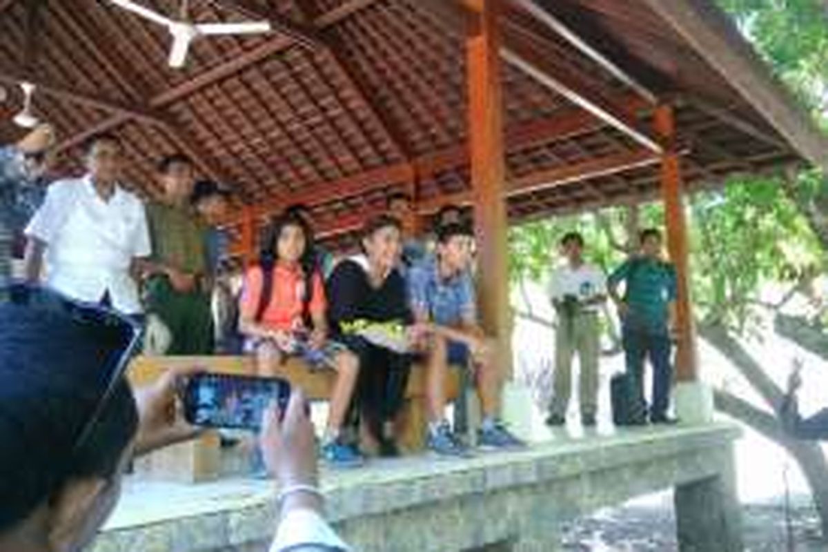 Menteri Kelautan dan Perikanan Susi Pudjiastuti menikmati suasana Taman Nasional Komodo di sela-sela kunjungan kerjanya di Labuan Bajo, pada Senin (6/6/2016). Susi membawa serta anak bungsunya, Alvy Xavier dan cucunya Armand melihat-lihat komodo.