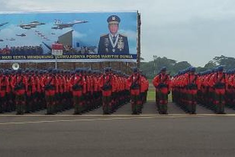 Prajurit TNI Angkatan Udara berbaris saat upacara gladi bersih untuk memperingati HUT ke-69 TNI AU di Lanud Halim Perdanakusuma, Jakarta, Selasa (7/4/2015).