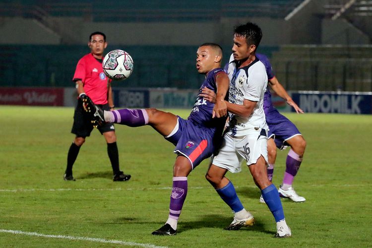 Pemain asing Persita Tangerang Harrison Cardoso ditempel ketat pemain PSIS Semarang Finky Pasamba pada pertandingan pekan 16 Liga 1 2021-2022 yang berakhir dengan skor 2-3 di Stadion Sultan Agung Bantul, Selasa (7/12/2021) malam.