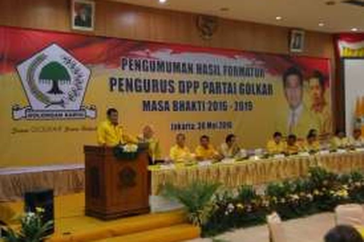 Ketua Harian DPP Partai Golkar Nurdin Halid saat membacakan susunan pengurus Partai Golkar 2016-2019, di Kantor DPP Partai Golkar, Slipi, Jakarta Barat, Senin (30/5/2016). 