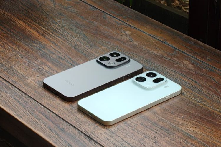 Oppo Find X9 Pro tersedia dalam dua varian warna Silk White dan Titanium Charcoal.