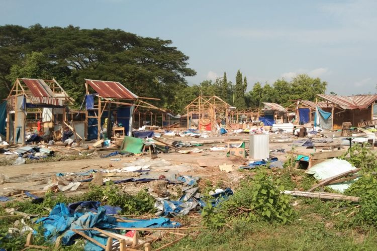 Lapak pedagang yang sudah dibongkar di zona II kompleks Taman Wisata Candi Borobudur, Selasa (14/5/2024).