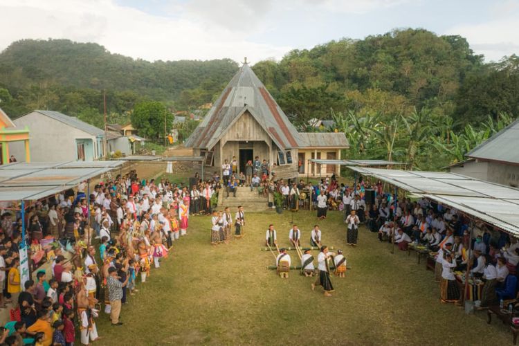 Foto : Warga Kampung Kaper menampilkan tarian adat saat peresmian dan sekaligus launching Sanggar Kope Oles Todo Kongkol di halaman Rumah Adat Kaper, Labuan Bajo, Sabtu (25/06/2022) lalu. 