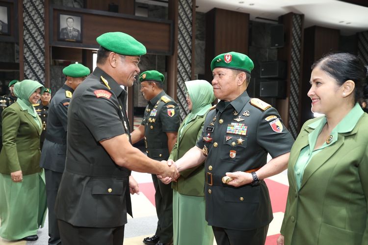 Kepala Staf TNI Angkatan Darat (KSAD) Jenderal Maruli Simanjuntak memimpin serah terima jabatan (sertijab) tujuh jabatan strategis TNI AD di Mabesad, Jakarta Pusat, pada Selasa (12/12/2023). Mantan Komandan Pasukan Pengamanan Presiden (Danpaspampres) Mayjen Rafael Granada Baay (tengah) kini resmi menjabat Pangdam V/Brawijaya.