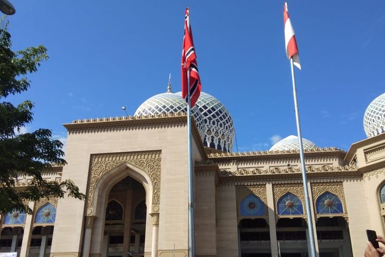 Peringati hari perdamaian Aceh yang ke 15 pada, Sabtu (15 /8/2020) diwarnai pengibaran Bendera Bulan bintang disamping bendera Merah Putih di halaman Masjid Agung Islamic Center Kota Lhokseumawe, Sabtu 15 Agustus 2020.
