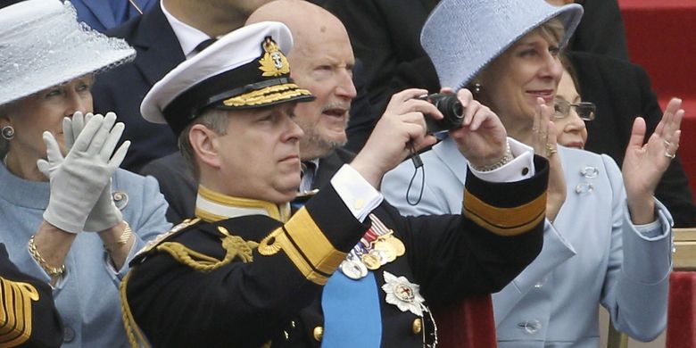 Pangeran Andrew saat menghadiri Parade Angkatan Bersenjata di Windsor, Inggris, 19 Mei 2012.
