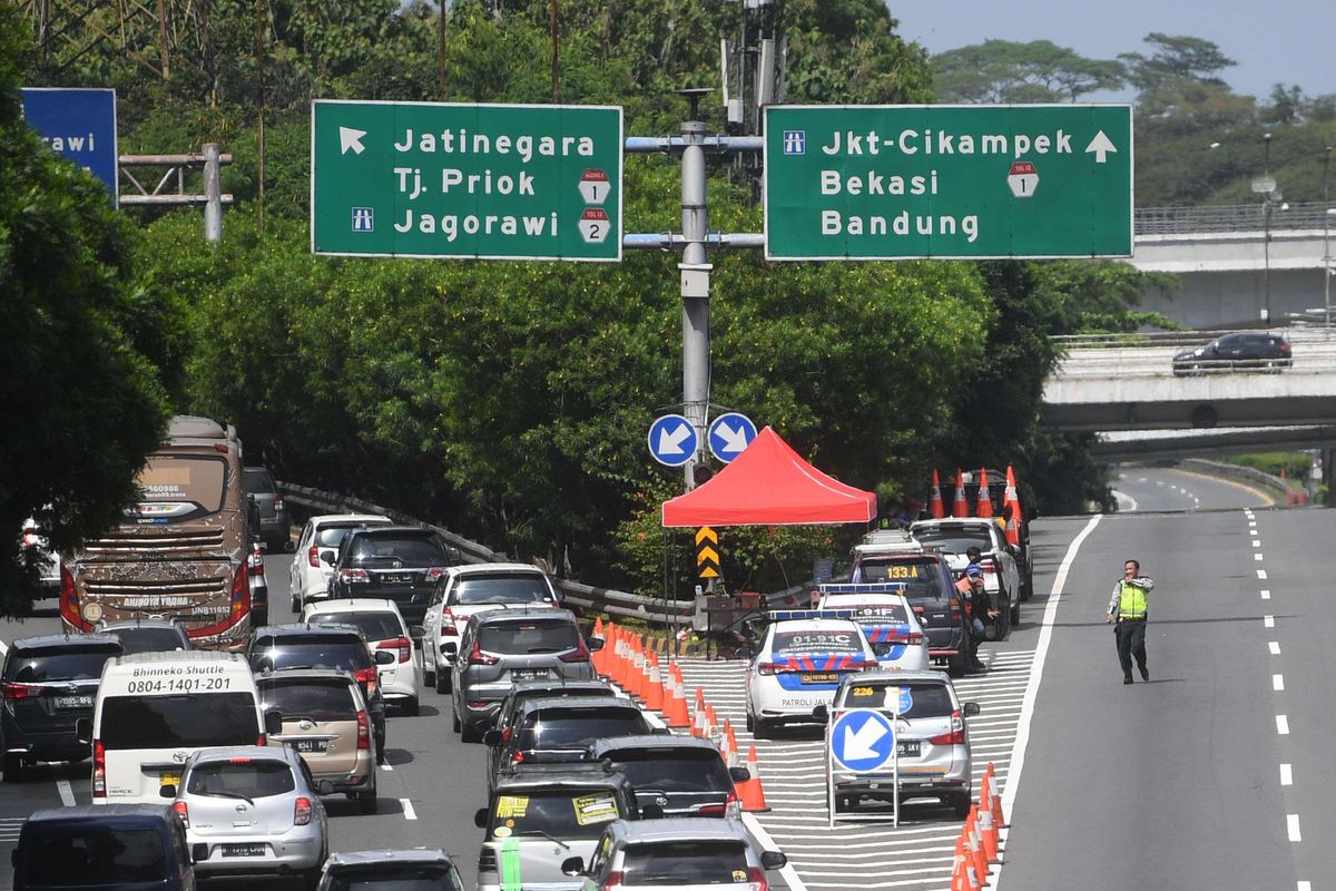 Petugas berjaga saat penutupan Jalan Tol Dalam Kota yang mengarah ke Tol Cikampek di Jakarta, Jumat (6/5/2022). Polda Metro Jaya memberlakukan penutupan akses menuju Tol Jakarta-Cikampek dari arah Tol Dalam Kota dan Tol Priok guna mengantisipasi terjadinya kepadatan lalu lintas pada arus balik Lebaran 2022.