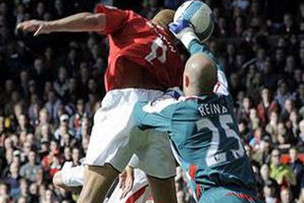 West Brow menanduk bola umpan silang Wyane Rooney dan mencetak gol pertama MU saat melawan Liverpool. MU akhirnya menang 3-0.