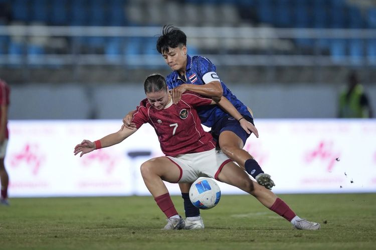 Aksi gelandang Timnas Putri Indonesia, Felicia de Zeeuw, saat melindungi bola dari pemain Thailand Sornsai Pitsamai pada Laga pertama Grup A SEA Games 2025 Timnas Putri Indonesia vs Thailand digelar di Stadion Chonburi, Thailand, pada Kamis (4/12/2025) malam WIB.