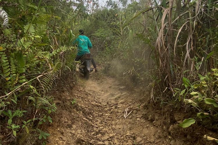 Saat Jalan Tak Bersahabat, Ojek Gunung Menjadi Tumpuan Warga Ngata Ona