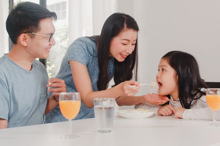 Ilustrasti memakan camilan bersama keluarga 
