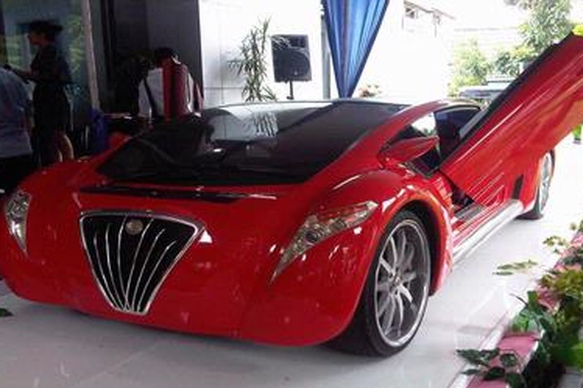 Mobil listrik Tucuxi milik Menteri BUMN Dahlan Iskan yang akan diruwat dengan dimandikan air kembang oleh dalang kondang, Ki Manteb Sudarsono, Sabtu (5/1/2013).