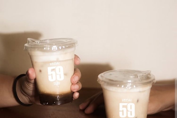 Es Kopi Susu salah satu menu Kedai Lima Sembilan Tunjungan yang bias dinikmati pengunjung setelah melalui tangga darurat di Tunjungan Electronic Center (TEC) Surabaya.