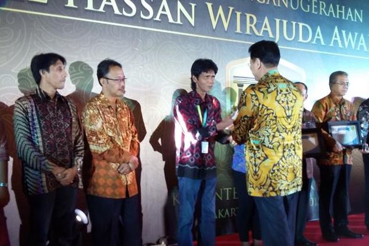 Pemimpin Redaksi Kompas.com Achmad Subechi menerima penghargaan The Hassan
Wirajuda Award 2015, oleh mantan Menlu RI, Hassan Wirajuda, di Balai
Kartini, Jakarta, Selasa (20/10/2015).
