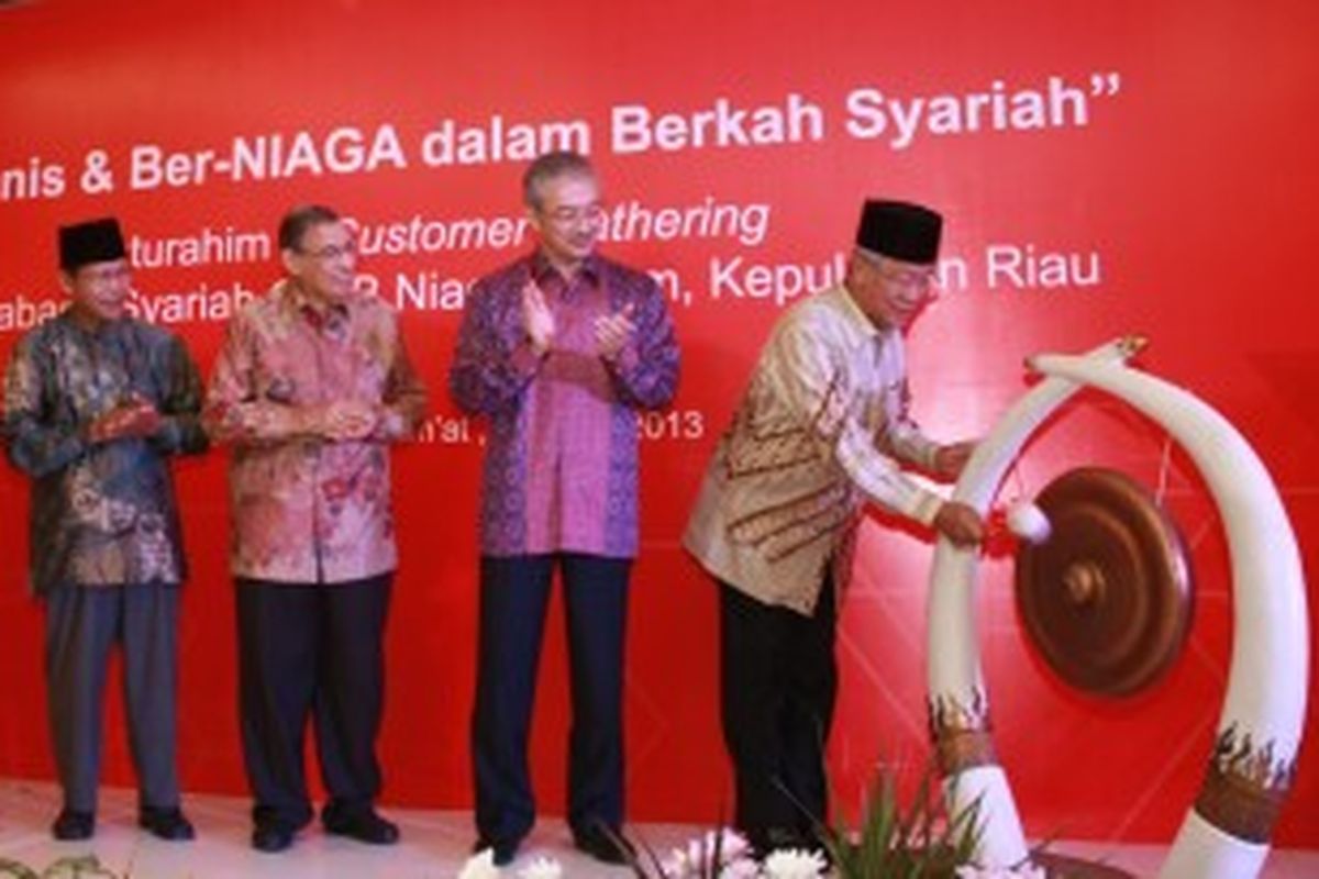 Gubernur Kepulauan Riau Drs. H. Muhammad Sani memukul gong dengan disaksikan Direktur Commercial Banking & Syariah PT Bank CIMB Niaga Tbk Handoyo Soebali, Ketua Dewan Pengawas Syariah CIMB Niaga Prof. Dr Quraish Shihab MA dan KH. R. Usman Ahmad H selaku Ketua Majelis Ulama Indonesia (MUI) Batam, Jumat (28/6/2013)