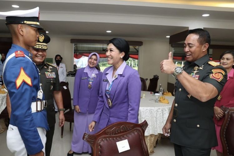 Panglima TNI Jenderal Andika Perkasa mengacungi ke Prajurit Taruna Muhammad Akbar Abdurachman, putra Kepala Staf Angkatan Darat (KSAD) Jenderal Dudung Abdurachman.