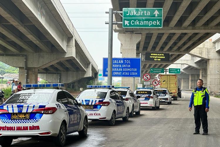 Pengelola ruas Jalan Tol Jakarta-Cikampek melakukan buka tutup secara situasional akses Gerbang Tol (GT) Cibitung 3 di KM 24+000 arah Kawasan Industri MM2100 dan GT Cibitung 8 di KM 25+100 arah Jakarta atas diskresi Kepolisian pada Kamis (30/11/2023).