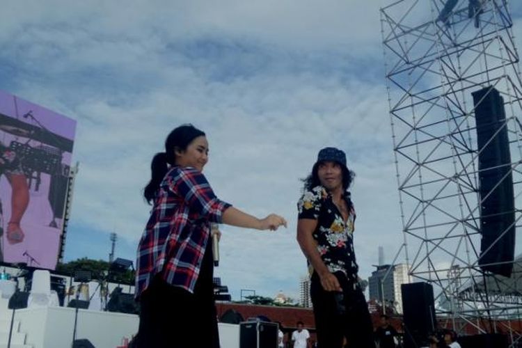 Slank dan Gita Gutawa berduet di panggung #KonserGue2 di Ex Driving Range Senayan, Jakarta Selatan, Sabtu (4/2/2017).