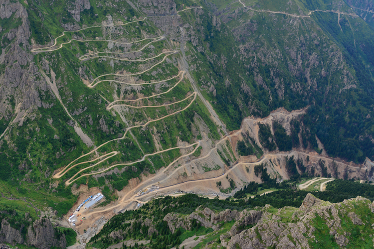 Bayburt-of Road D915, Turkiye menjadi salah satu jalan paling berbahaya di dunia.