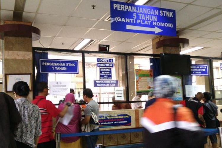Loket perpanjangan STNK di Samsat Jakarta Timur. Sabtu (30/4/2016)