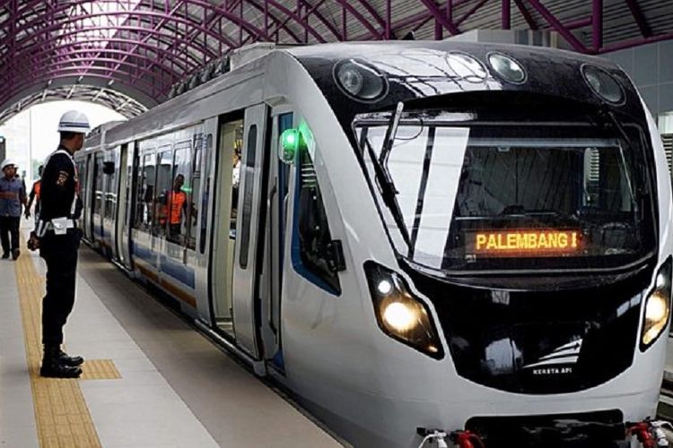 Penampakan LRT Palembang saat berhenti di Stasiun Bumi Sriwijaya. Gambar diambil pada Rabu (1/8/2018)