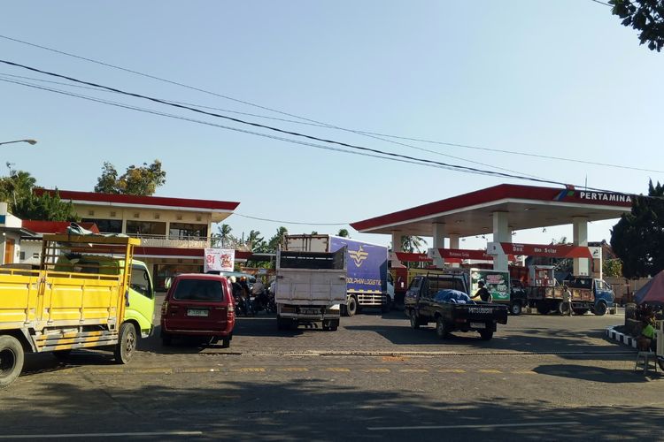 Antrean Kendaraan Mengular di SPBU Jember, Bupati Sebut Ada Gangguan Distribusi BBM