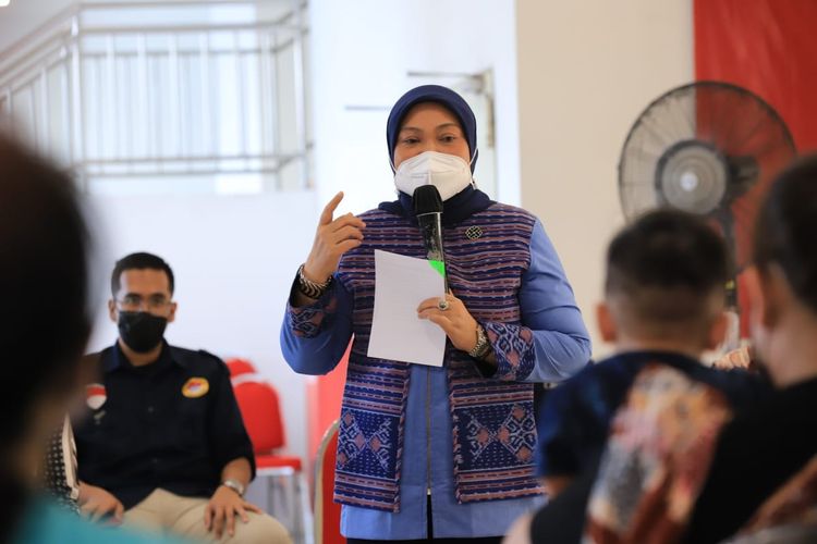 Menteri Ketenagakerjaan (Menaker) Ida Fauziyah saat mengunjungi Pekerja Migran Indonesia (PMI) yang sedang dikarantina di Wisma Atlet Pademangan, Jakarta Pusat, Rabu (25/8/2021).
