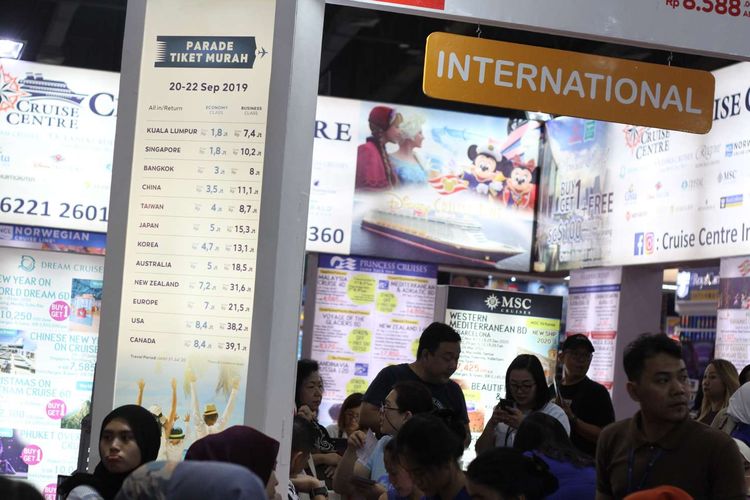 Aneka promo tiket pesawat di Kompas Travel Fair 2019, di Jakarta Convention Centre, Senayan, Minggu (22/09/2019). Pada hari terakhir pelaksanaan pengunjung masih berburu tiket pesawat murah tujuan domestik dan internasional.