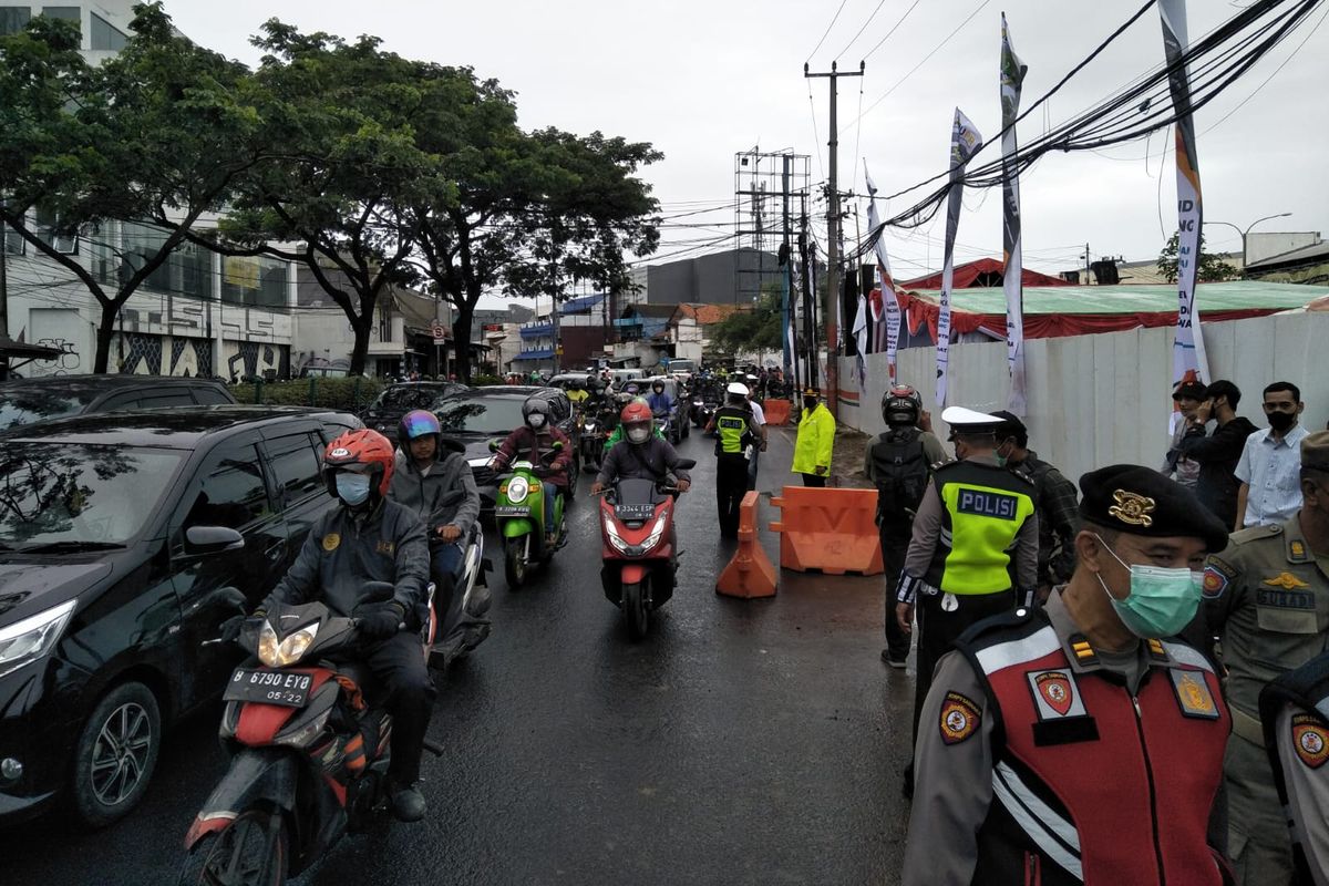 Prosesi Peletakan batu pertama di proyek underpass Jalan Dewi Sartika, situasi lalu lintas di jalan Dewi Sartika menuju Jalan Margonda Raya, Depok, Senin (14/2/2022).