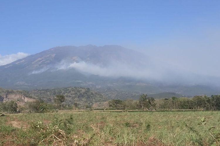 Kebakaran Gunung Lawu Meluas ke Wilayah Ngawi, Tim Gabungan Buat Sekat