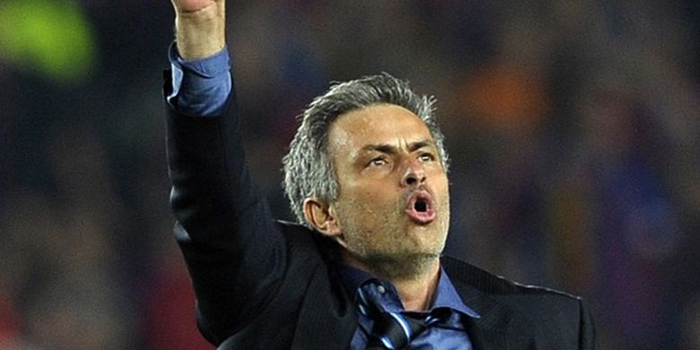 Jose Mourinho melakukan selebrasi pada laga semifinal leg kedua Liga Champions 2009-2010 yang mempertemukan Barcelona vs Inter Milan di Stadion Camp Nou.