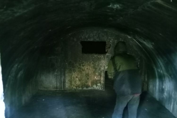 Sebuah bunker bekas peninggalan Belanda berdiri di tengah perkebunan warga di Cicalengka, Kabupaten Bandung. Warga setempat menyebutnya Gua Peteng.