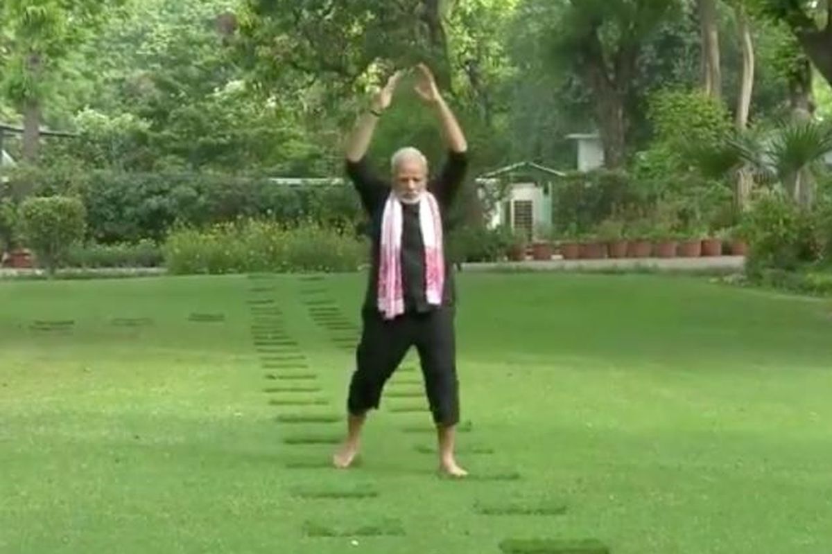 Perdana Menteri India, Narendra Modie, menunjukan aksinya saat mempraktikkan yoga
