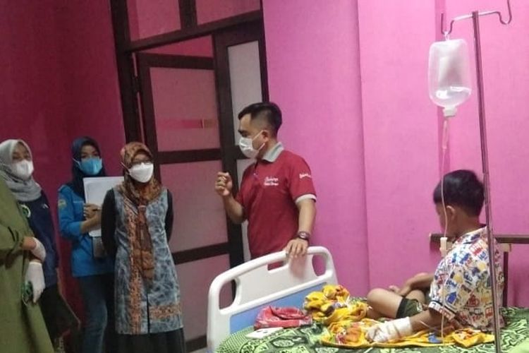 Salah seorang korban keracunan nasi kotak hajatan berusia anak-anak sedang mendapatkan perawatan tenaga medis di Puseksmas Sodonghilir, Kabupaten Tasikmalaya, Sabtu (22/1/2022).