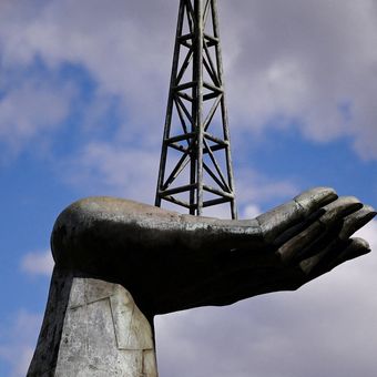 Patung tangan membawa menara minyak terpasang di markas perusahaan minyak milik negara Venezuela, PDVSA, di Caracas, saat difoto pada 13 Januari 2026.