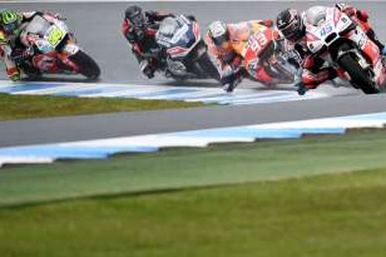 Para pebalap MotoGP (kanan-kiri), Scott Redding (Octo Pramac), Marc Marquez (Repsol Honda), Mike Jones (Avintia), dan Cal Crutchlow (LCR Honda) memacu motor mereka pada sesi latihan bebas pertama GP Australia di Sirkuit Phillip Island, Jumat (21/10/2016).