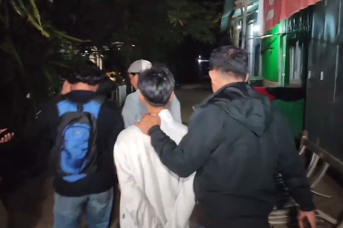 Aparat gabungan Polres Gowa, Sulawesi Selatan mengamankan seorang pemuda yang diduga melakukan pengeroyokan terhadap pengguna lalu lintas hanya gara gara tersinggung dengan bunyi klakson sepeda motor. Jumat, (27/7/2025).