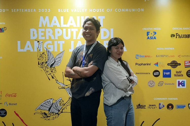 Penyanyi Hindia (kiri) dalam konferensi pers menjelang konsernya di Blue Valley House of Communion, Jakarta International Velodrome, Jakarta Timur, Sabtu (30/9/2023) 
