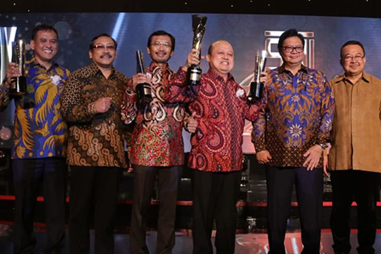 Menteri Perindustrian, Kepala BSN, dan Ketua Dewan Juri bersama Dirut Pupuk Kaltim peraih Grand Platinum SNI Award 2018 dan 2 peraih Platinum lainnya, (Petrokimia Gresik & PT Adhya Tirta Batam)