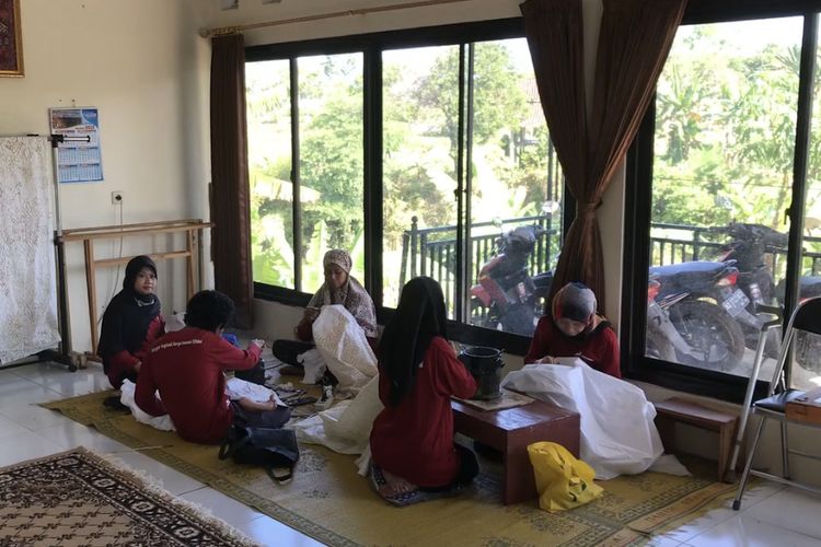 Anggota Sanggar Inspirasi Karya Inovasi Difabel (Sriekandi Patra) sedang membatik di workshop di wilayah Dukuh Penjalinan, Desa Tawangsari, Boyolali, Jawa Tengah pada Rabu (26/7/2023). Sriekandi Patra merupakan sanggar binaan PT. Pertamina Terminal BBM Boyolali untuk membuka jalan para difabel untuk berkarya lewat batik. PT. Pertamina Terminal BBM Boyolali menghadirkan program Difablepreneur lewat Sriekandi Patra untuk meningkatkan taraf hidup para penyandang disabilitas di Desa Tawangsari melalui sektor Usaha Mikro Kecil Menengah (UMKM) Batik.
