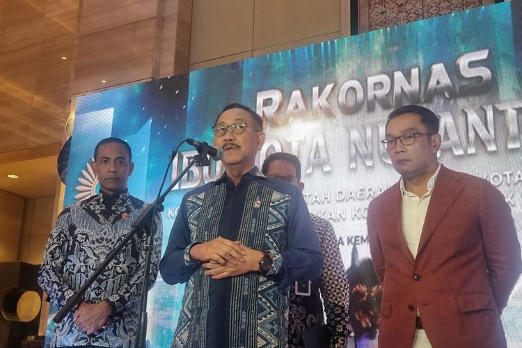 Kepala Otorita Ibu Kota Nusantara (OIKN) Bambang Susantono (tengah) dan Kurator Pembangunan IKN Ridwan Kamil saat menghadiri Rakornas IKN di Hotel Indonesia Kempinski, Jakarta, Kamis (14/3/2024).