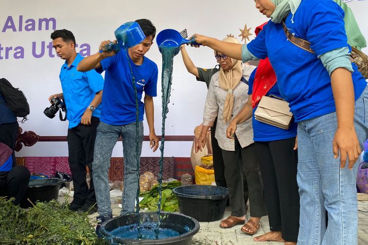 Perajin di Medan, Sumatera Utara membuat pewarna alami, Selasa (4/11/2025). 