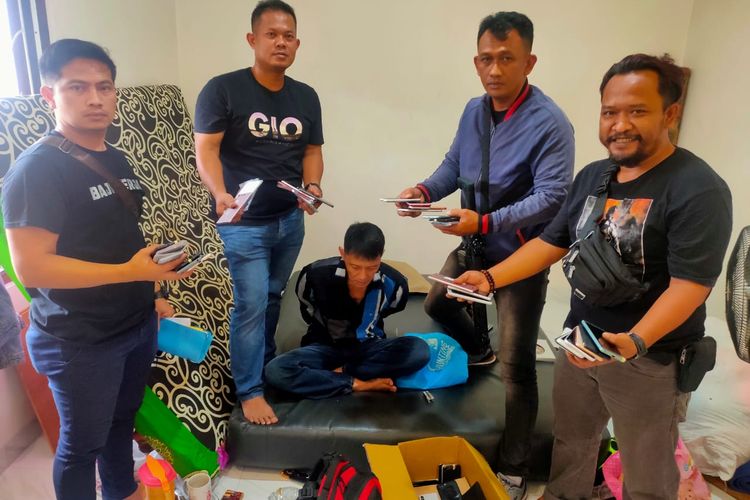 Polsek Cengkareng berhasil menangkap pelaku spesialis pencurian rumah kosong di Cengkareng, Jakarta Barat, Minggu (3/7/2022).