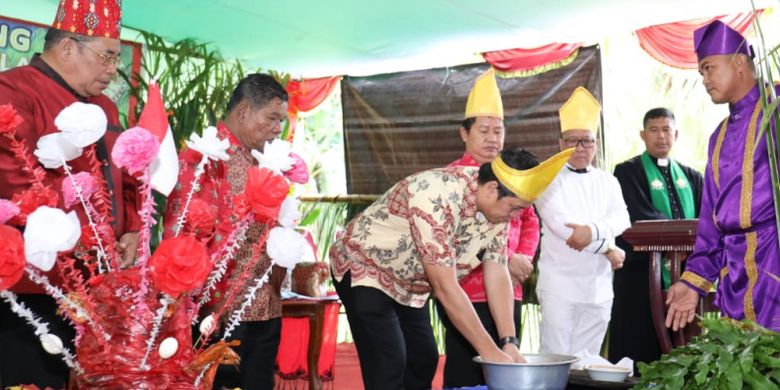 Wakil Gubernur Sulawesi Utara (Sulut) Steven O. E Kandouw, saat mengikuti acara Ibadah Syukur dan gelar adat Tulude di Batusaiki, Molas, Manado, Sabtu (2/2/2019 ).