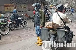 Gunung Semeru Erupsi, Kurir di Lumajang Tetap Bertugas Meski Jalur Dipenuhi Abu Vulkanik