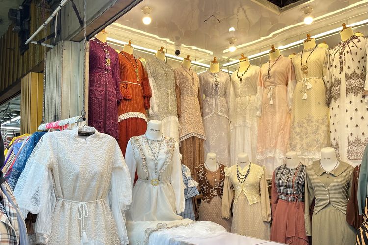 Trend baju Gamis &ldquo;Bini Orang&rdquo; yang menjadi incaran trend baju Lebaran di Pasar Kapas Krampung, Surabaya.