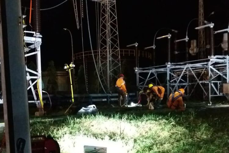 Petugas PLN benahi jaringan listrik yang padam akibat layangan.